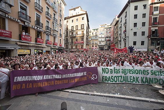 Iruñeko Udaletxe plaza, beteta, sanferminetan izandako bortxaketa salatzeko. IÑIGO URIZ / ARGAZKI PRESS