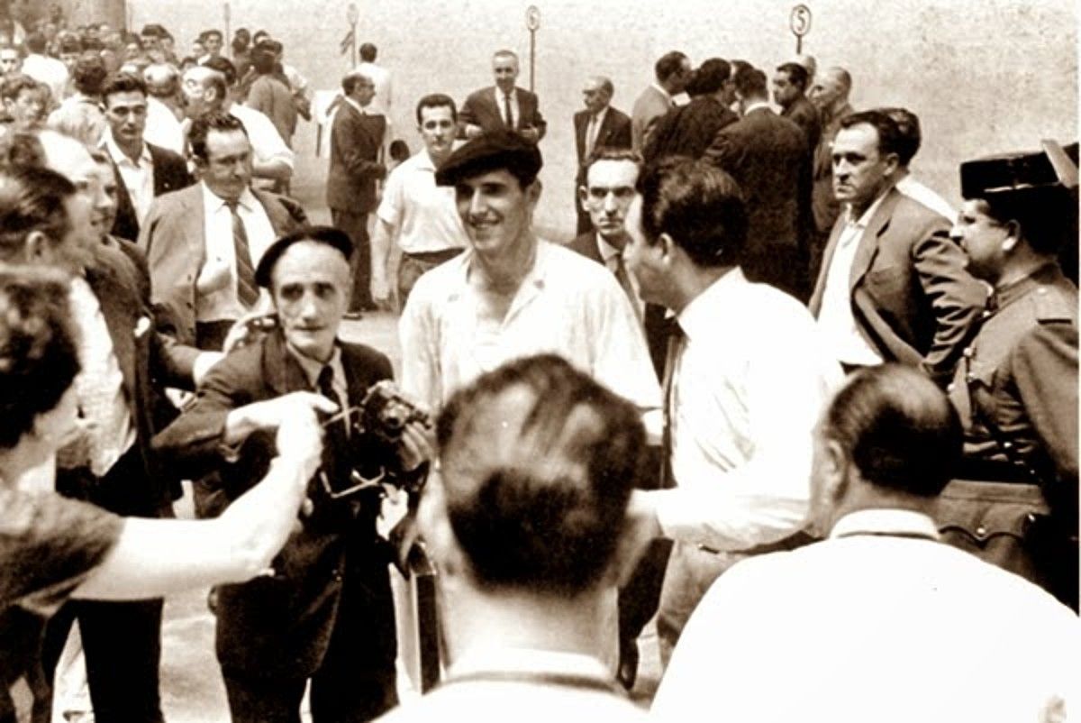 HIlario Azkarate txapelarekin, 1960ko finalean Ogetari irabazi ondoren. Txapel gehien irabazi zituen atzelaria izan zen. BERRIA.