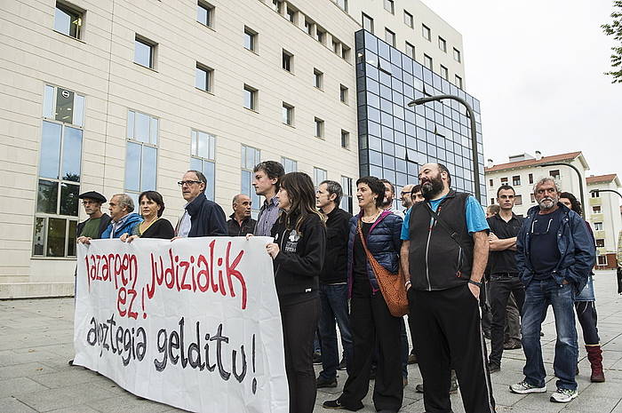 Baztano bizilagunak eta ordezkari politikoak, auzitegiaren atarian. JAGOBA MANTEROLA / ARGAZKI PRESS