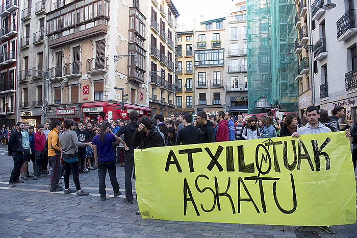 Manifestazioa egin zuten larunbatean, Sarasate kaleko etxea hustu ondoren, atxilotuak askatzeko eskatuz. IñIGO URIZ / ARGAZKI PRESS