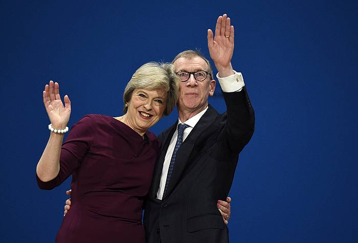 Theresa May lehe ministroa eta haren senarra. FACUNDO ARRIZABALAGA