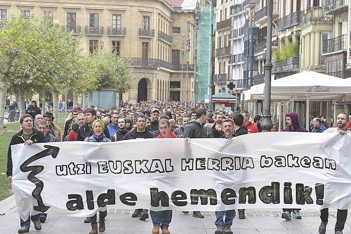 AEMk antolatutako manifestazioa, Gazteluko plazatik igarotzen. IDOIA ZABALETA / ARGAZKI PRESS