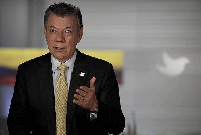 Juan Manuel Santos, su-etenaren luzapenaren berri ematen. JUAN DAVID TENA / EFE