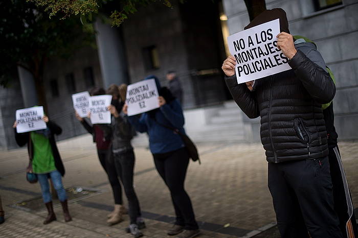 Protesta egin dute epaitegi atarian. IñIGO URIZ / ARGAZKI PRESS