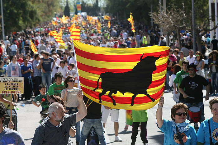 Zezenketen aldeko manifestazioa Tarragonan, iazko apirilean. JAUME SELLART / EFE