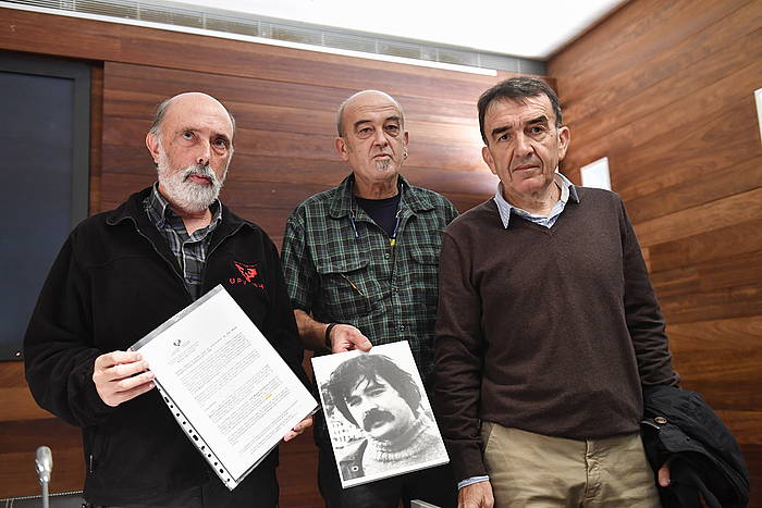 Paco Etxeberria auzi medikua, Jose Miguel Etxeberria 'Naparra'-ren anaia Eneko Etxeberria eta Iñigo Iruin abokatua. JUAN CARLOS RUIZ / ARGAZKI PRESS