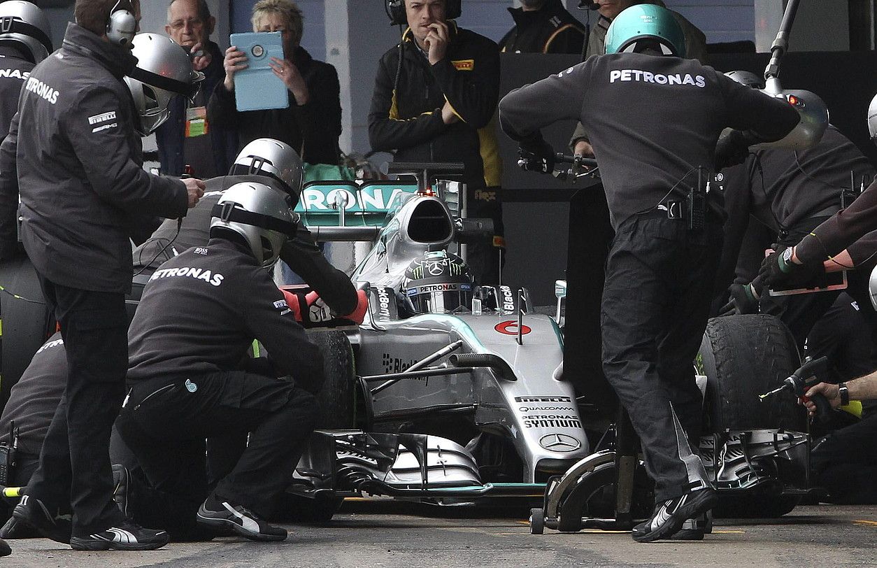Mercedeseko mekanikariak, Nico Rosbergen autoan lanean. ROMAN RIOS / EFE.