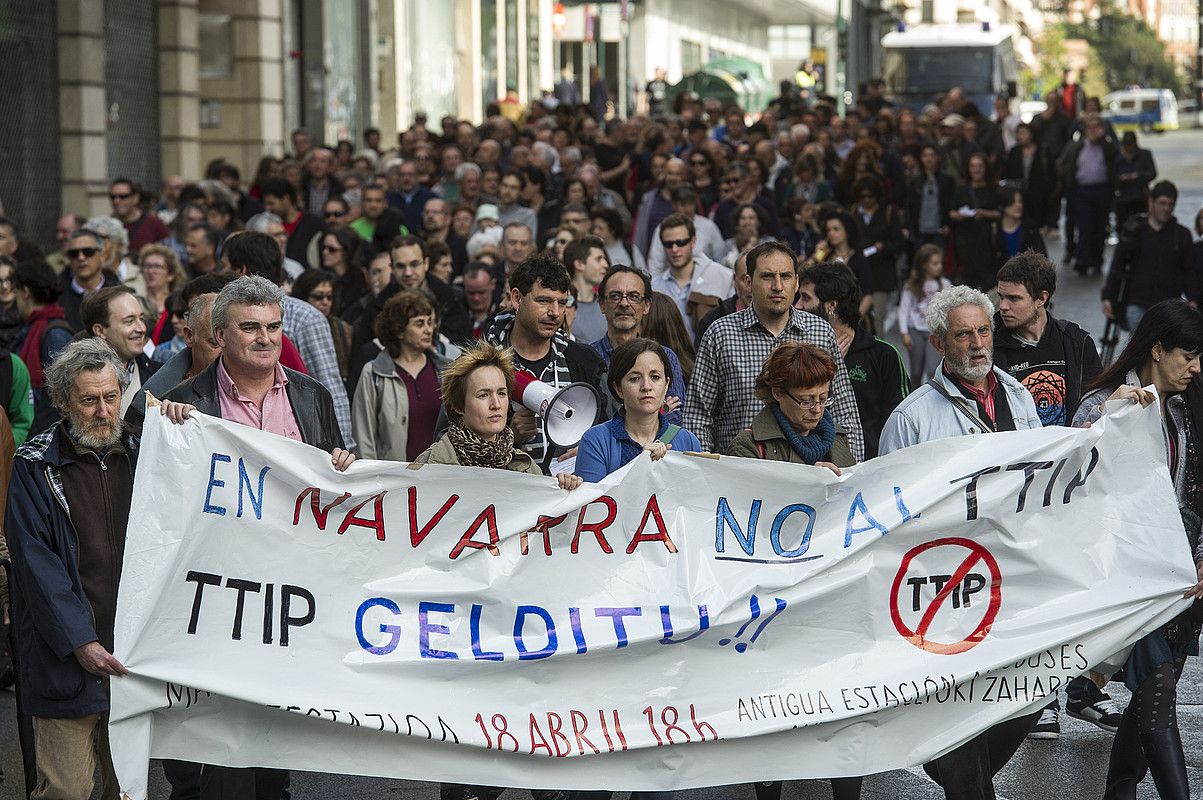 TTIParen kontrako manifestazioa, atzo, Iruñean. JAGOBA MANTEROLA / ARGAZKI PRESS.