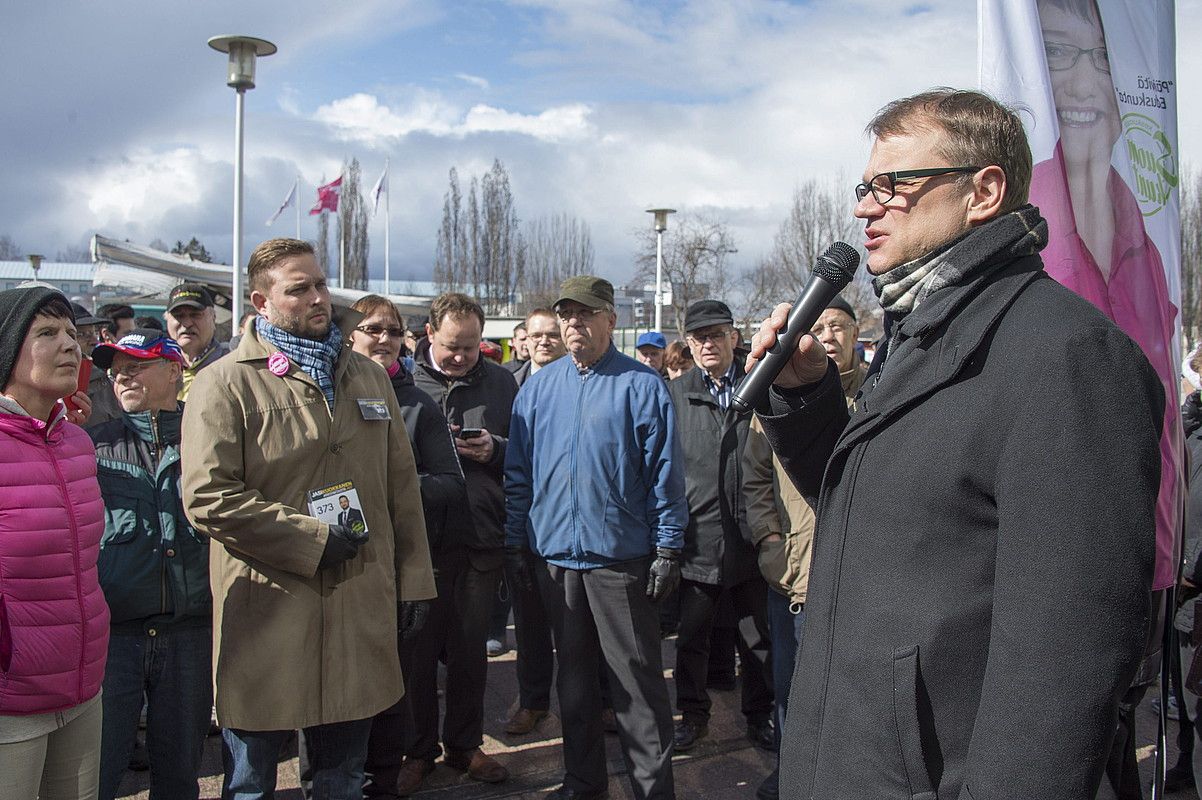 Juha Sipila oposizioko Zentroko Alderdiaren burua, hitzaldi bat ematen Vantaa hirian, aste honetan. MARKKU OJALA / EFE.