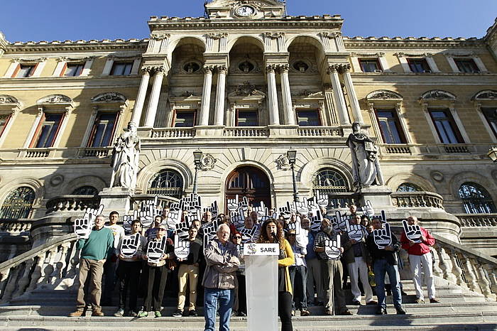 Sareren agerraldia Bilboko udaletxe atarian, manifestazioa aurkezteko. ARGAZKI PRESS