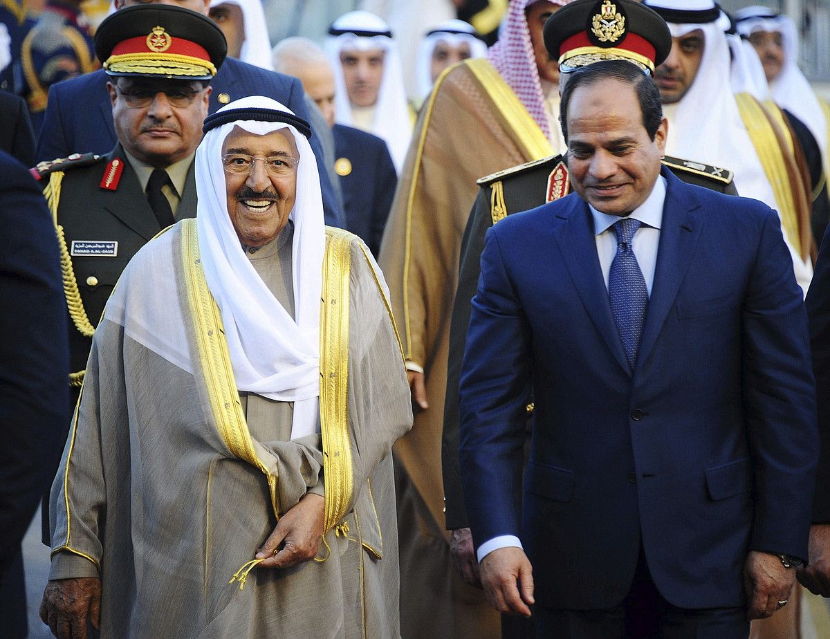 Sabah al-Sabah al-Ahmad Kuwaiteko emirra Abdel Fata al-Sisi Egiptoko presidentearekin, Xarm el-Xeikhen. EFE.