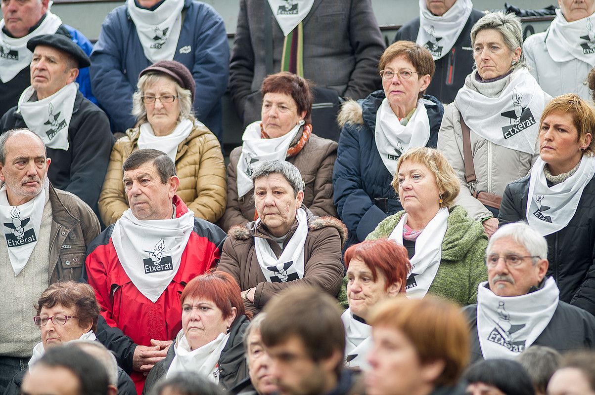 Etxerat-eko kideak biharko manifestaziora deitzeko atzo Donostiako Antigua auzoko frontoian eginiko agerraldian. JUAN CARLOS RUIZ / ARGAZKI PRESS.