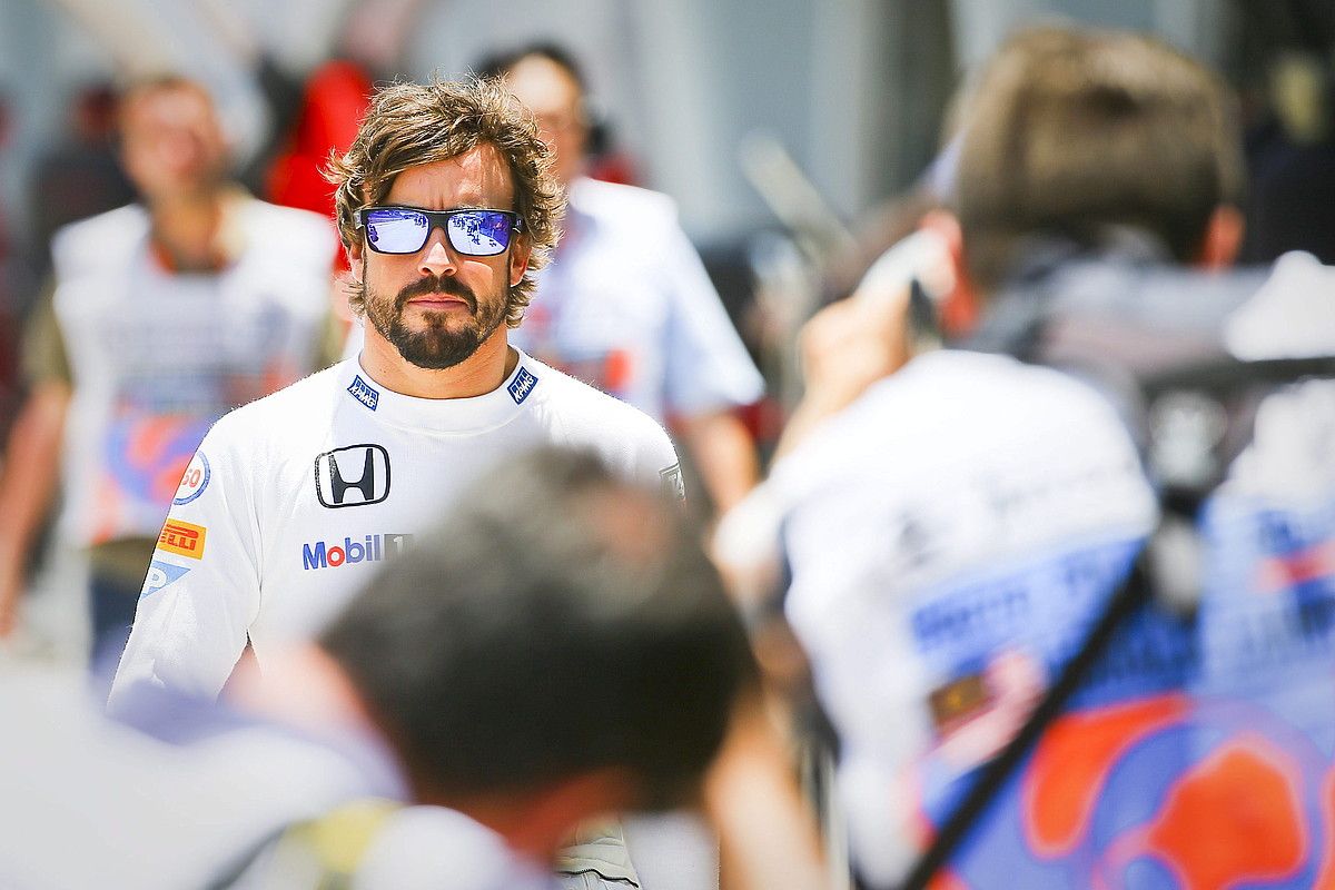 Fernando Alonso, atzo, Sepangeko zirkuituan paseatzen. DIEGO AZUBEL / EFE.