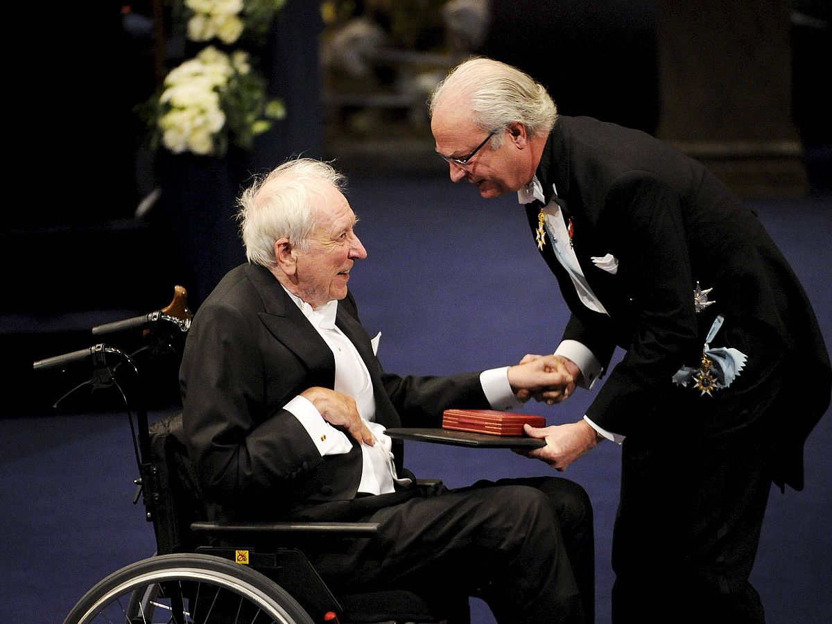 Transtromer, Nobel saria jasotzen, Stockholmen, 2011n. SANDERS WIKLUND / EFE.