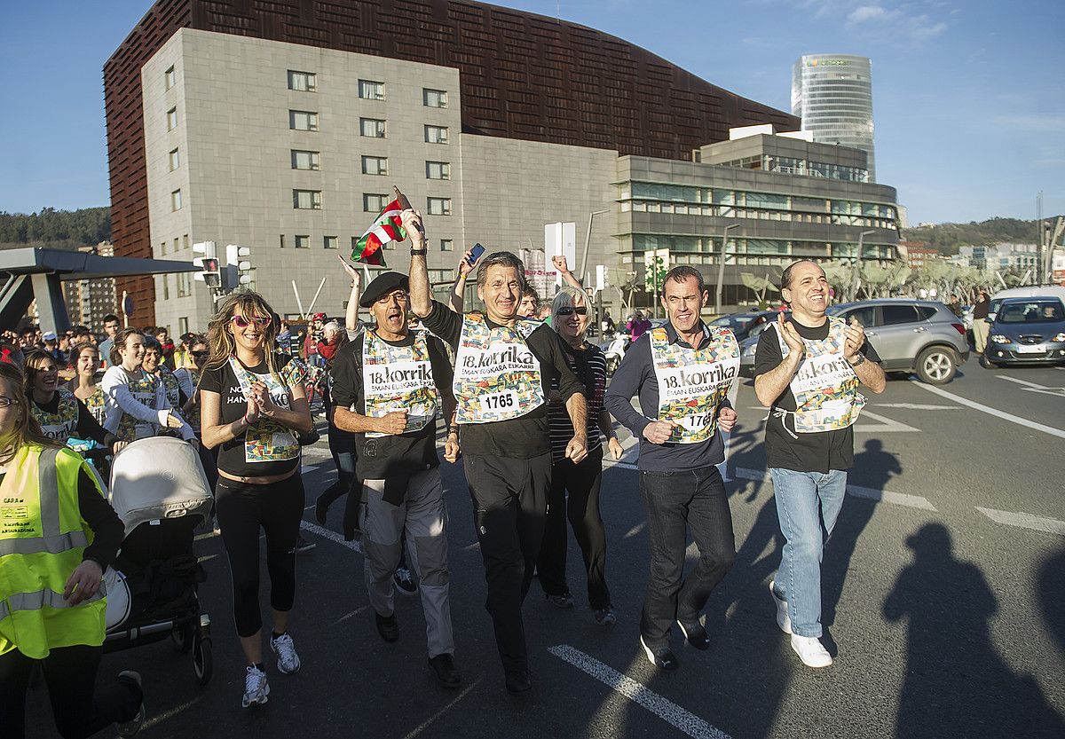 Korrika 2013an Bilbotik pasatu zeneko irudi bat, Euskalduna jauregiaren parean. LUIS JAUREGIALTZO / ARGAZKI PRESS.