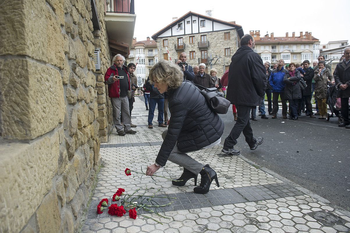 Maria Gesalaga eta Jose Hernandezen etxearen parean oroimenezko plaka jarri zuten eta lore eskaintza egin zuten, atzo. JON URBE / ARGAZKI PRESS.