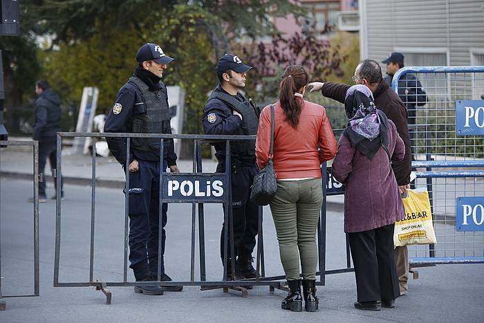 TUMAY BERKIN / Efe. POLIZIA, HDPREN EGOITZA ARAKATZEN.