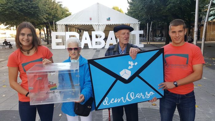 Izaro Ibarguren, Conchi Sanchez, Antonio Prior eta Anatz Elizondok hartuko dute parte igandean Errenteriako ekitaldi sinbolikoan. Argazkian, laurak, aste honetan, Errenterian.