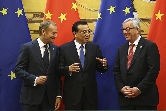 Donald Tusk Europar Kontseiluko presidentea, Li Keqiang Txinako lehen ministroa eta Jean Claude Juncker Europako Batzordeko presidentea, uztailean, Pekinen.. HOW HWEE YOUNG/