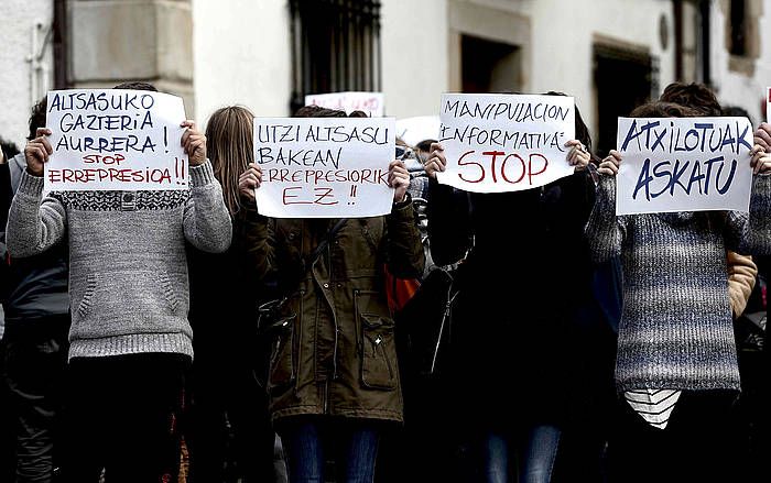 Protesta egin zuten astelehenean Altsasun, sei gazteren atxiloketaren aurka. JESUS DIGES / EFE