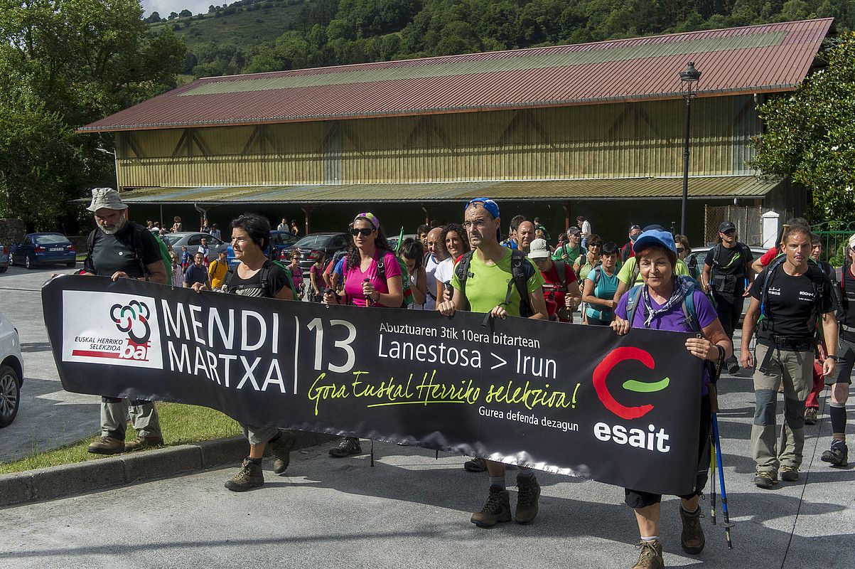 Esaiten iazko mendi martxaren lehen pausoak, Lanestosan. JON URBE / ARGAZKI PRESS.