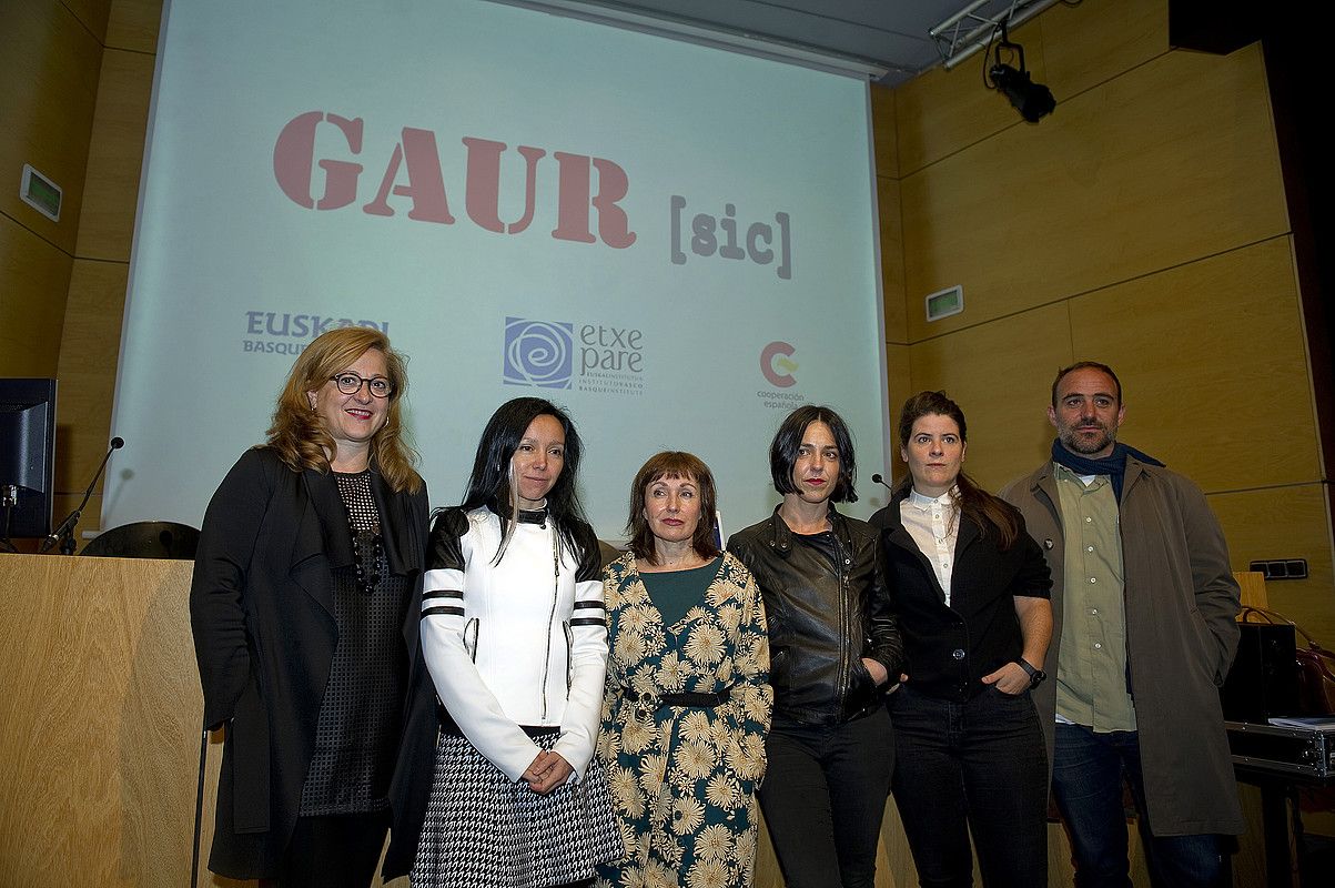 Aizpea Goenaga Etxepareko zuzendaria, Saioa Olmo artista, Nekane Aranburu GAUR (sic)-en zuzendaria, eta Larraitz Torres, Sandra Cuesta eta Juan Aizpitarte artistak, atzo. JUAN CARLOS RUIZ / ARP.