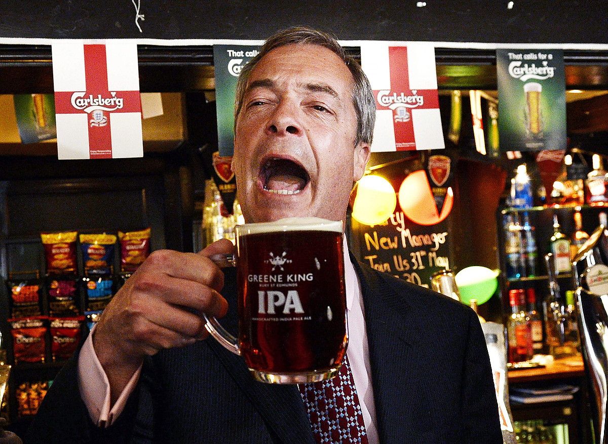 Nigel Farage UKIPeko buruzagia, South Ockendon herriko taberna batean, bere alderdiaren emaitza bikainak ospatzen. FACUNDO ARRIZABALAGA / EFE.