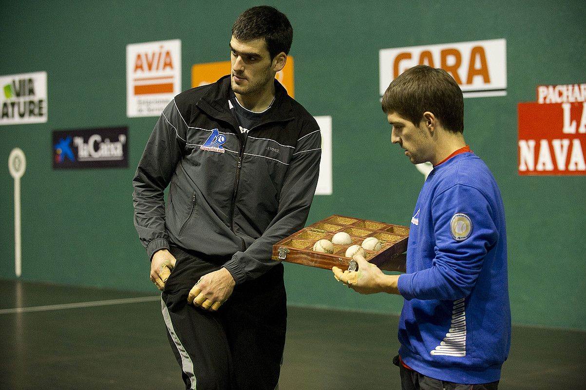 Joseba Ezkurdia eta Aitor Mendizabal, iragan asteazkenean Eibarren eginiko pilota aukeraketan. RAUL BOGAJO / ARP.