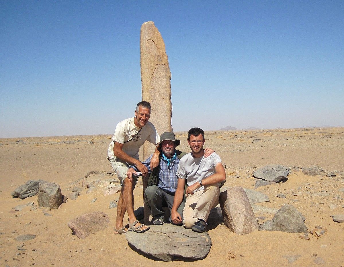 Ezkerretik eskuinera, Joan Mari Arruabarrena, Andoni Saenz de Buruaga eta Etor Telleria arkeologoak. EUSAKDI SAHARA KULTUR BILAKAERARAKO ERAKUNDEA.