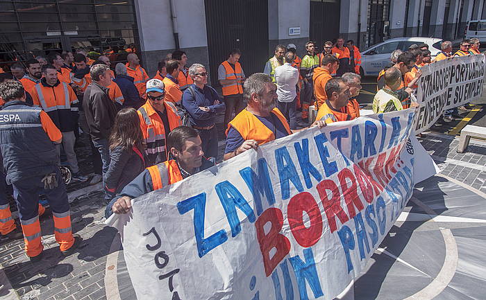 Pasaiako portuko zamaketariek astelehenean egindako elkarretaratzea. ANDONI CANELLADA / ARGAZKI PRESS