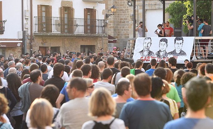 Hiru gazteen irudiak, Altsasun eginiko manifestazio batean. JON URBE / ARGAZKI PRESS