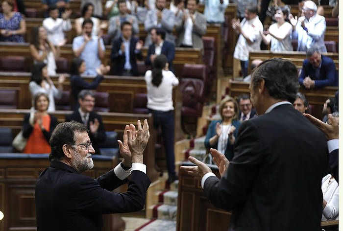 Saioaren amaietan, Iglesas eta Rajoy txaloka. EMILIO NARANJO, EFE