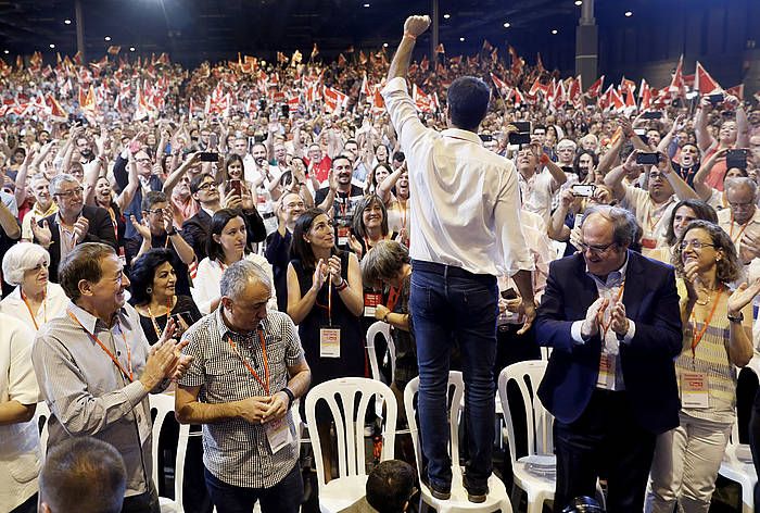 Pedro Sanchez aulki batera igota, PSOEren 39. kongresuan. EMILIO NARANJO, EFE