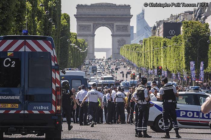 Polizia, gertaeren tokian. CHRISTOPHE PETIT TESSON / EFE