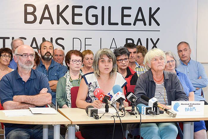 'Bakegileak', maiatzaren 16an Luhuson emandako prentsaurrekoan. ISABELLE MIQUELESTORENA