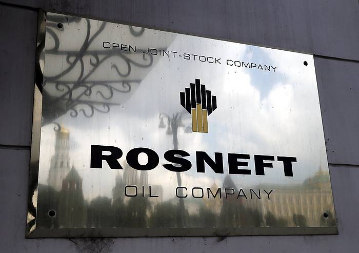 Rosneft Errusiako petrolio konpainia izan da erasoa jasan dutenetako bat. YURI KOCHETKOV / EFE