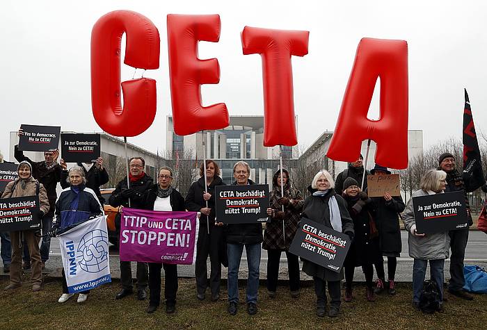 CETA itunaren aurkako protesta bat, Berlinen. FELIPE TRUEBAM EFE