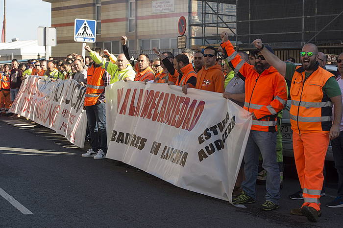 Zamaketariak protestan Bilboko portuan. MONIKA DEL VALLE / ARGAZKI PRESS