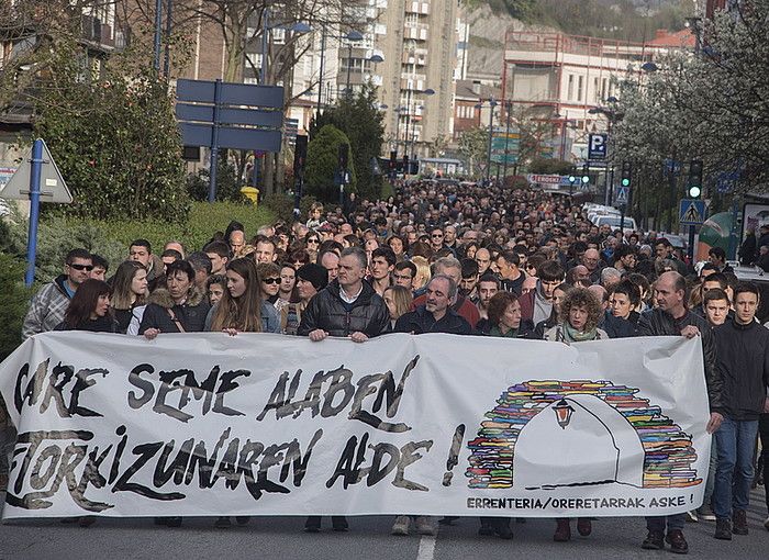 Atxilotuak babesteko martxa bat egin zuten Errenterian. ANDONI CANELLADA / ARGAZKI PRESS