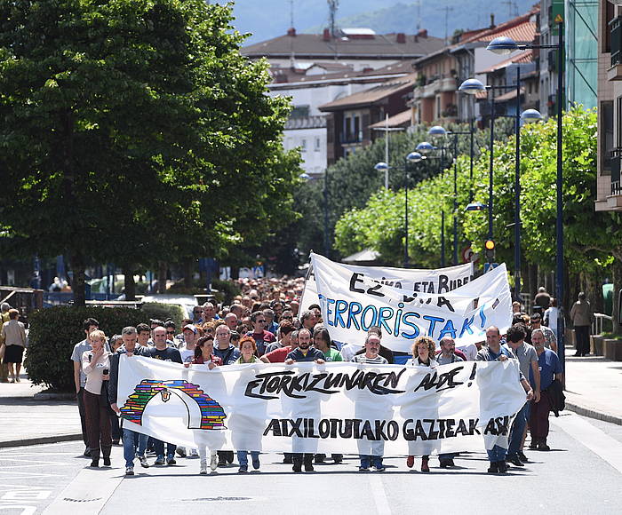 Jendetza bildu da Errenterian, hiru gazteen askatasuna eskatzeko. JON URBE, ARGAZKI PRESS