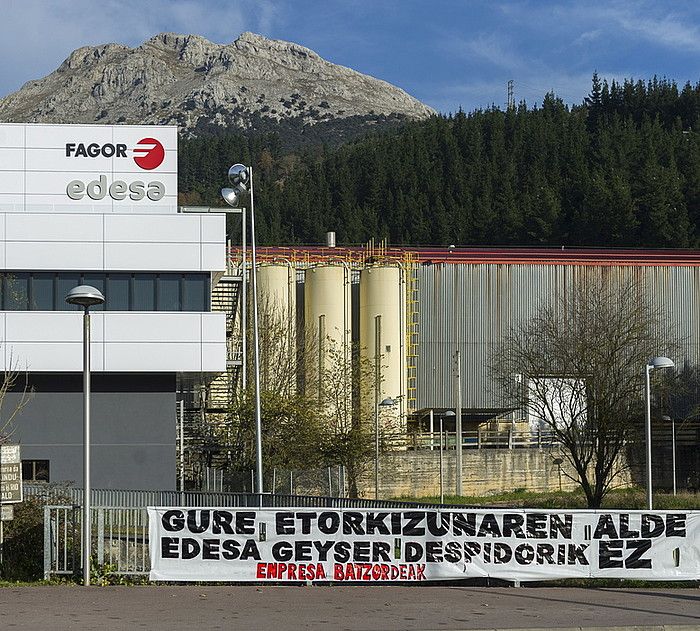 Pankarta bat Edesa Industrial lantegiaren aurrean, enpresak kaleratzeak iragarri zituenean, iragan abenduan. JUANAN RUIZ / ARGAZKI PRESS