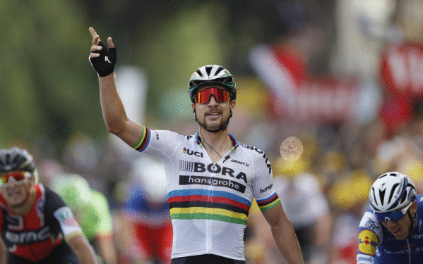 Peter Sagan etapa garaipna ospatzen Longwyko helmugan. GUILLAUME HORCAJUELO / EFE