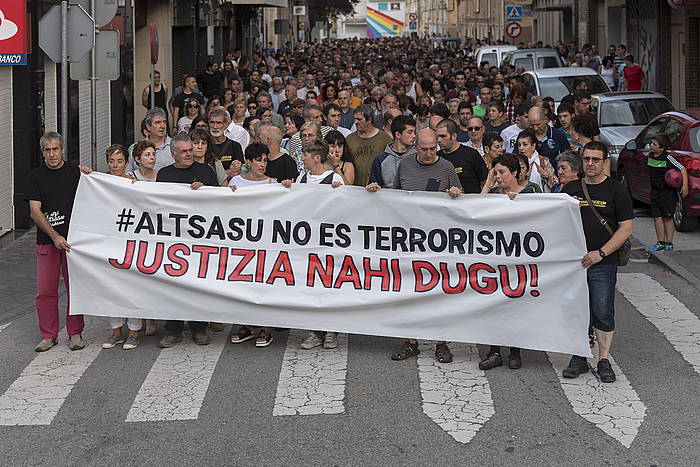 Manifestazioaren momentu bat, ostiral iluntzean, Altsasun. JUANAN RUIZ, ARGAZKI PRESS