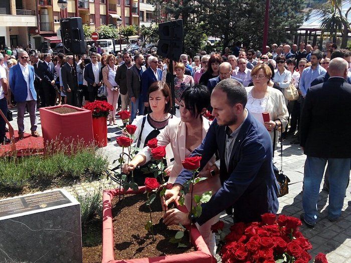 Ordezkari politikoak loreak jartzen. IOSU ALBERDI