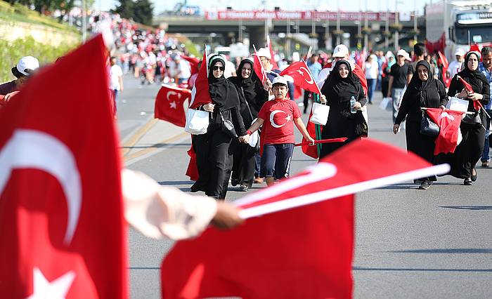 Herritarrak Erdoganen aldeko manifestaziora bidean, Istanbulen. ERDEM SAHIM, EFE