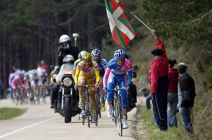 Euskal zale bat ikurrinarekin. JUANAN RUIZ / ARGAZKI PRESS