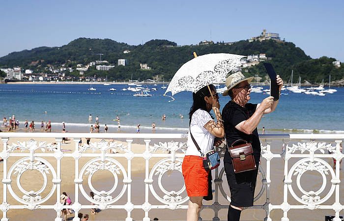 Turista bikote bat Donostian. JAVIER ETXEZARRETA / EFE