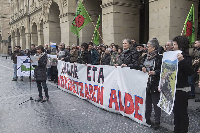 Naturkonen protesta diputazio aurrean. JON URBE, ARGAZKI PRESS