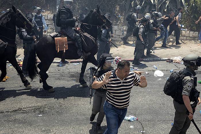 Israelgo Polizia Jerusalemen protesta batean palestinarrak sakabanatzen, gaur goizean. JIM HOLLANDER, EFE