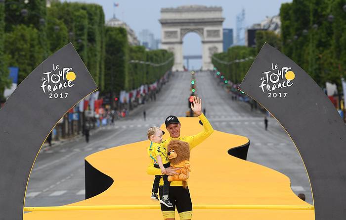 Froome, atzo, podiumean. FRANCK FAUGERE/ EFE